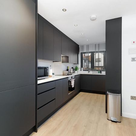 Modern 4 Bedroom House With Parking In Farnham Royal, Slough By 360Stays エクステリア 写真