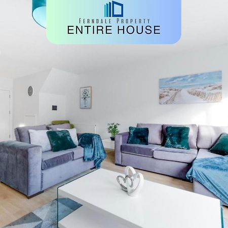 Modern 4 Bedroom House With Parking In Farnham Royal, Slough By 360Stays エクステリア 写真