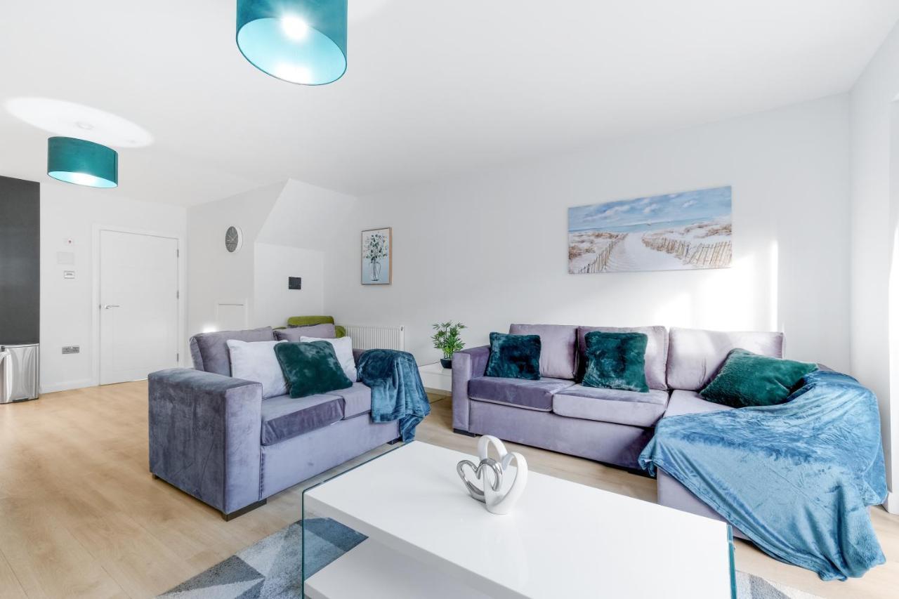 Modern 4 Bedroom House With Parking In Farnham Royal, Slough By 360Stays エクステリア 写真