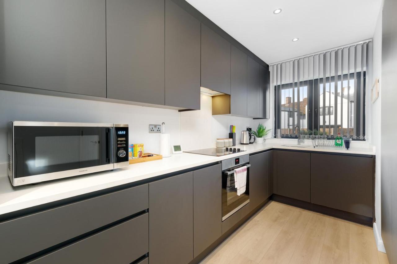 Modern 4 Bedroom House With Parking In Farnham Royal, Slough By 360Stays エクステリア 写真