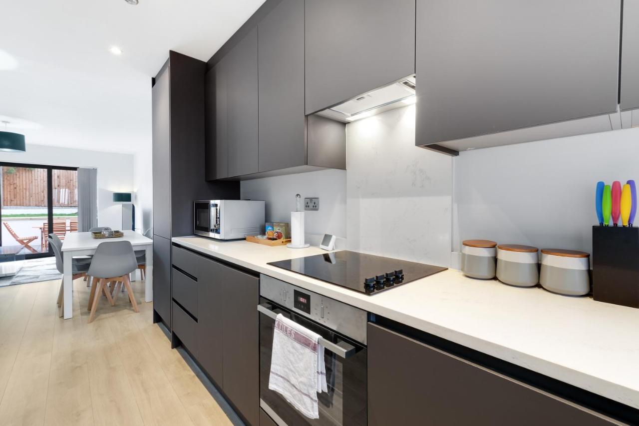 Modern 4 Bedroom House With Parking In Farnham Royal, Slough By 360Stays エクステリア 写真
