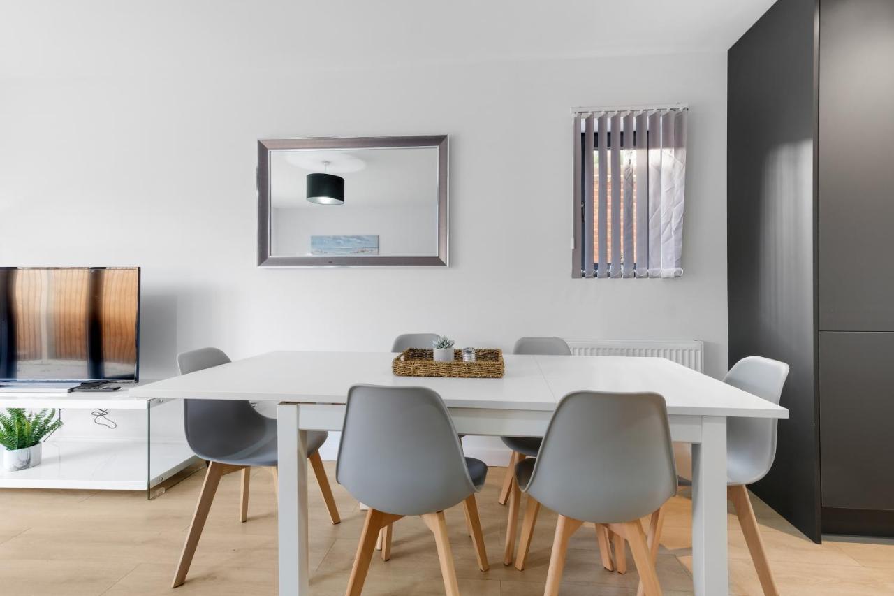 Modern 4 Bedroom House With Parking In Farnham Royal, Slough By 360Stays エクステリア 写真