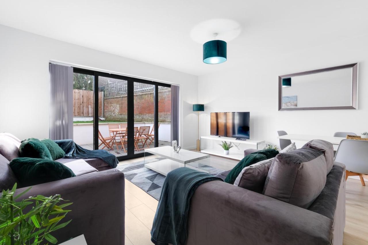 Modern 4 Bedroom House With Parking In Farnham Royal, Slough By 360Stays エクステリア 写真
