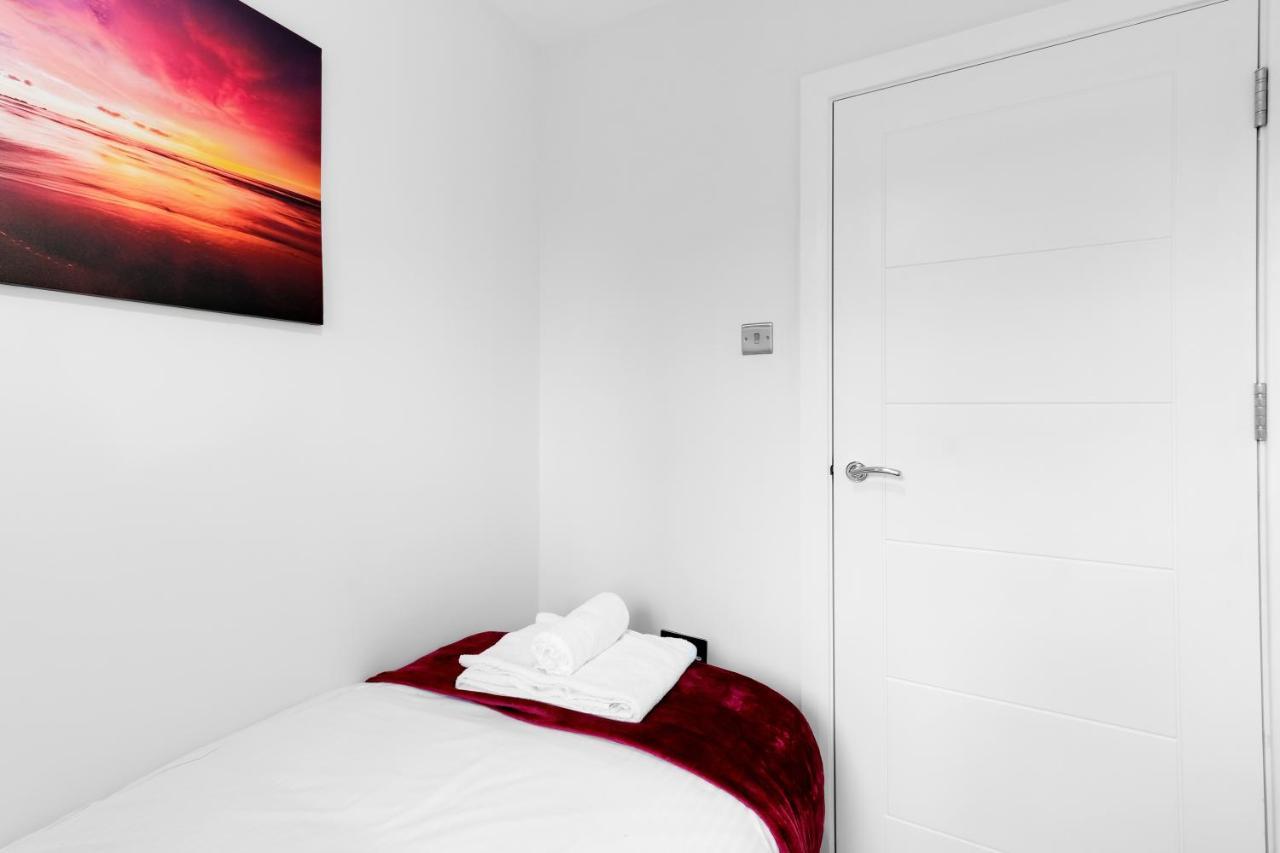 Modern 4 Bedroom House With Parking In Farnham Royal, Slough By 360Stays エクステリア 写真