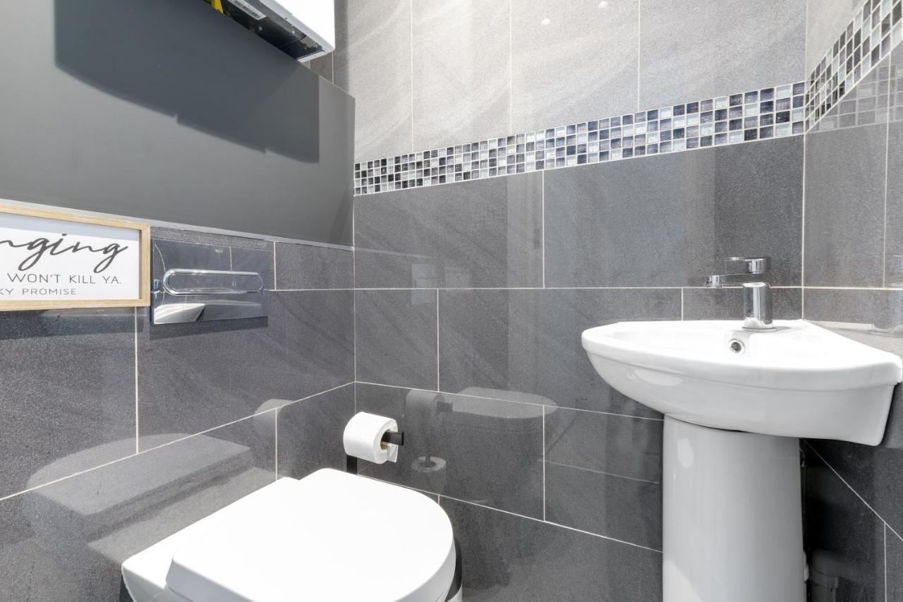 Modern 4 Bedroom House With Parking In Farnham Royal, Slough By 360Stays エクステリア 写真