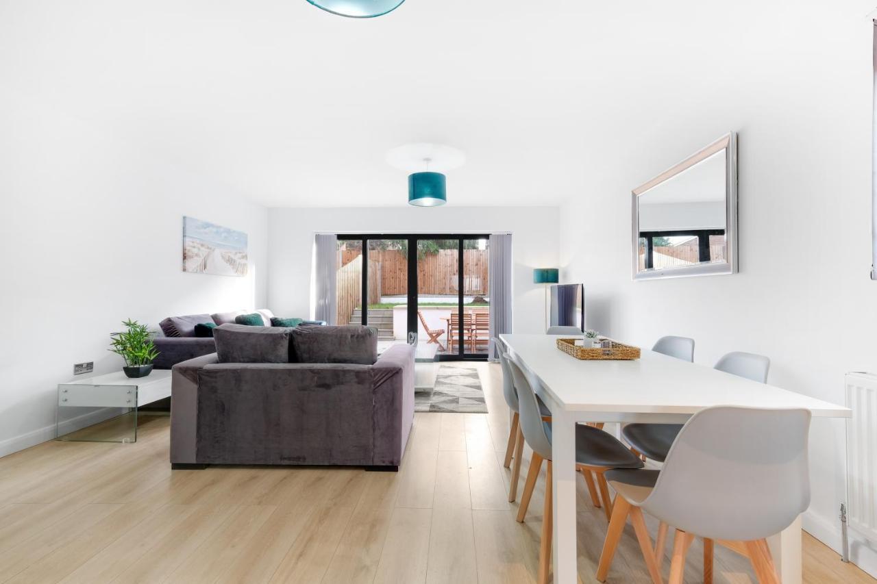 Modern 4 Bedroom House With Parking In Farnham Royal, Slough By 360Stays エクステリア 写真