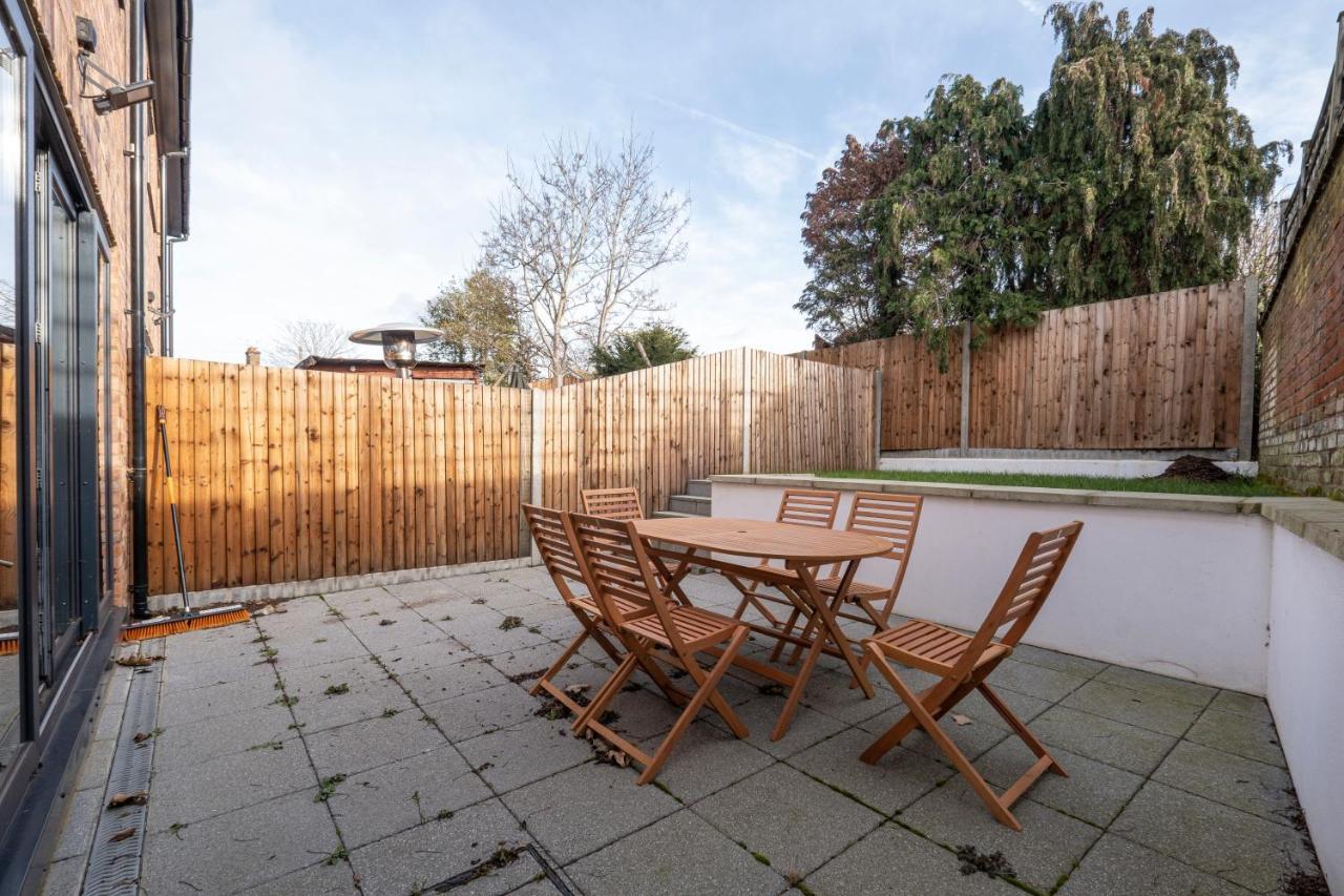 Modern 4 Bedroom House With Parking In Farnham Royal, Slough By 360Stays エクステリア 写真