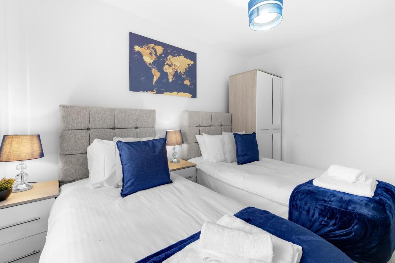 Modern 4 Bedroom House With Parking In Farnham Royal, Slough By 360Stays エクステリア 写真