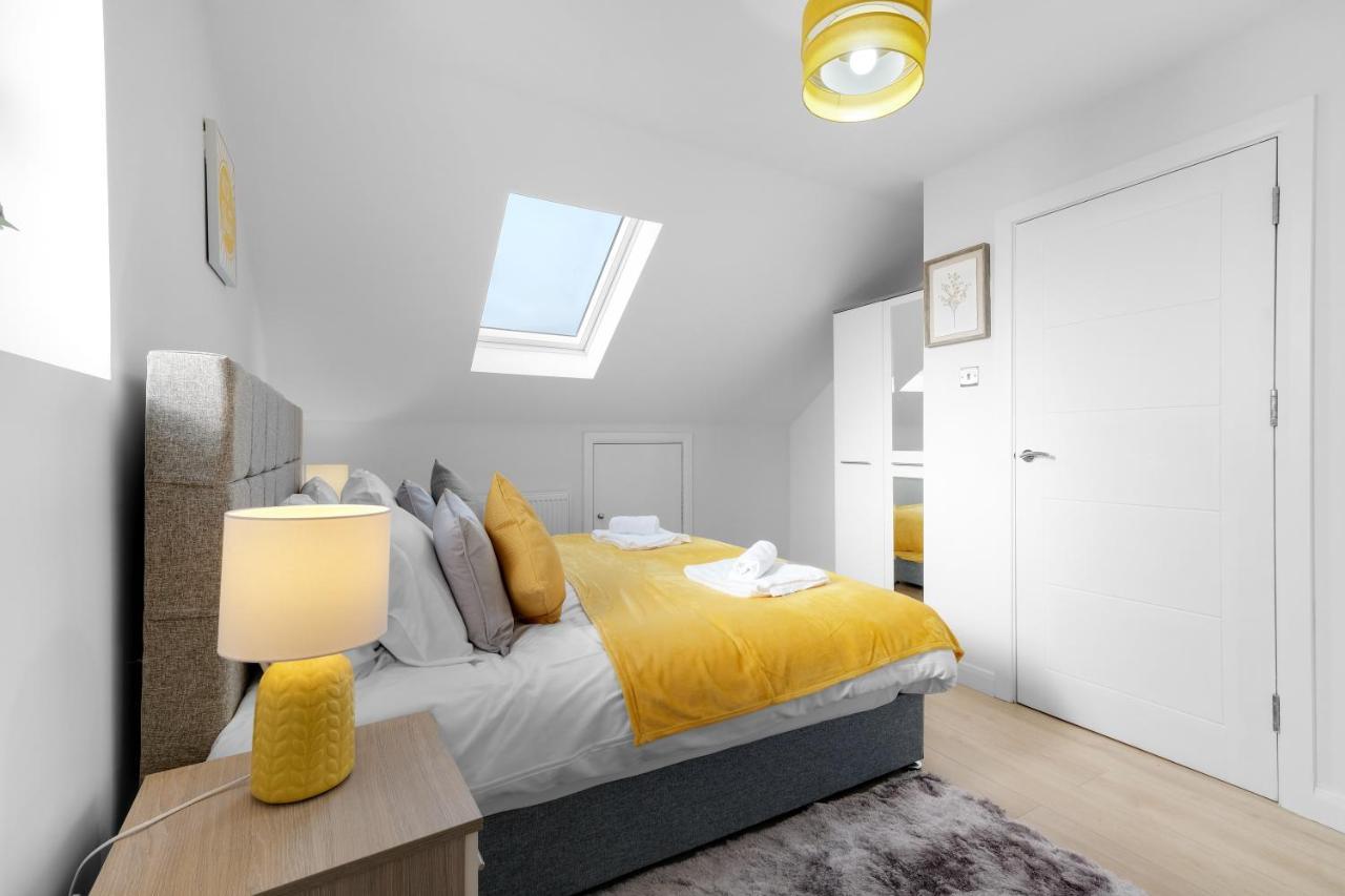 Modern 4 Bedroom House With Parking In Farnham Royal, Slough By 360Stays エクステリア 写真