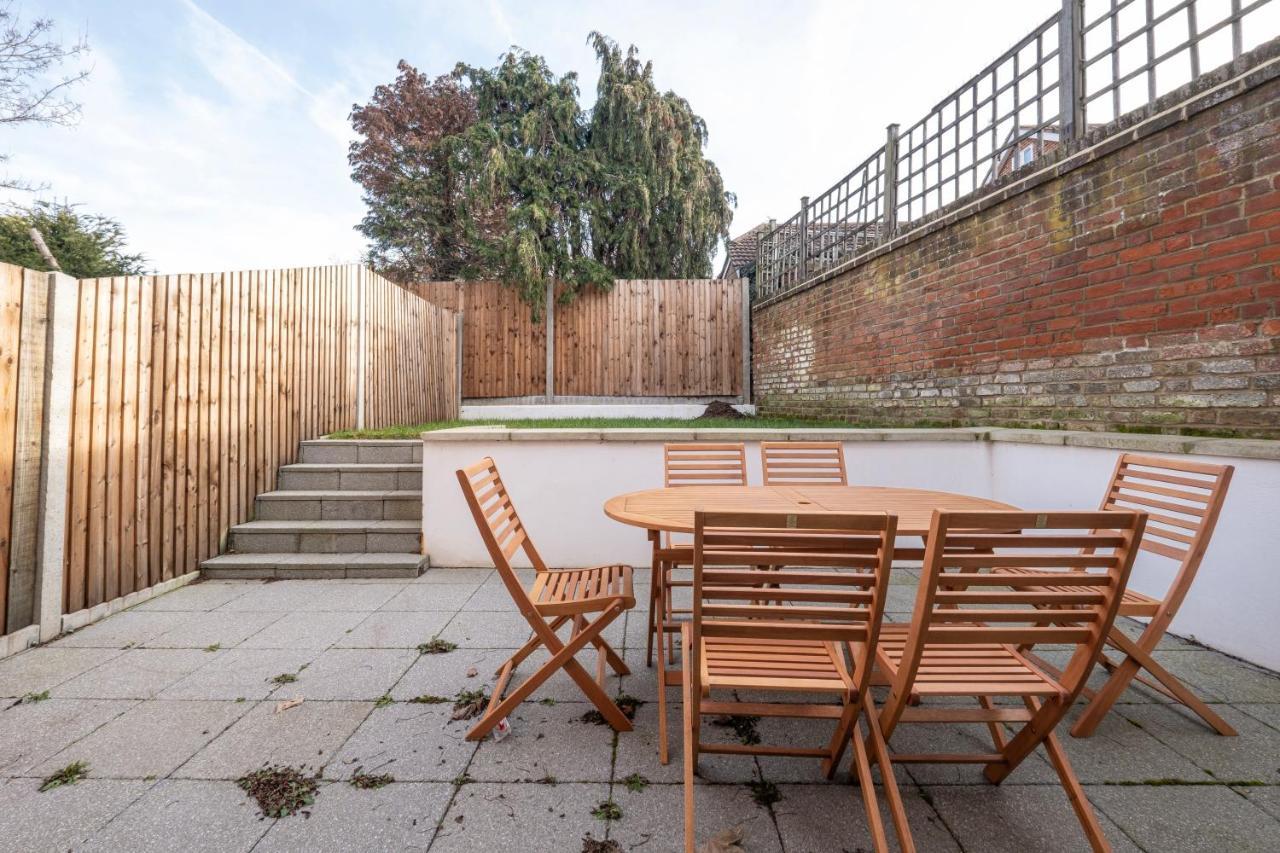 Modern 4 Bedroom House With Parking In Farnham Royal, Slough By 360Stays エクステリア 写真