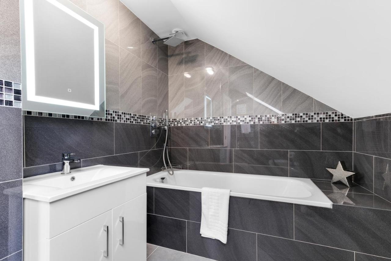 Modern 4 Bedroom House With Parking In Farnham Royal, Slough By 360Stays エクステリア 写真