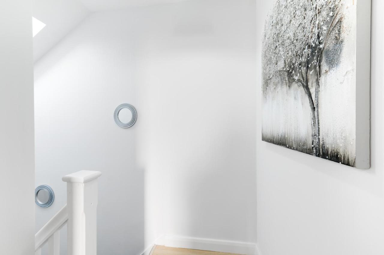 Modern 4 Bedroom House With Parking In Farnham Royal, Slough By 360Stays エクステリア 写真
