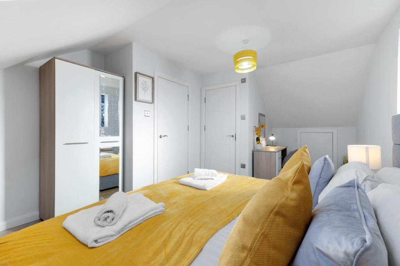 Modern 4 Bedroom House With Parking In Farnham Royal, Slough By 360Stays エクステリア 写真