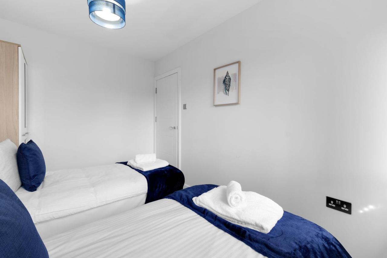 Modern 4 Bedroom House With Parking In Farnham Royal, Slough By 360Stays エクステリア 写真