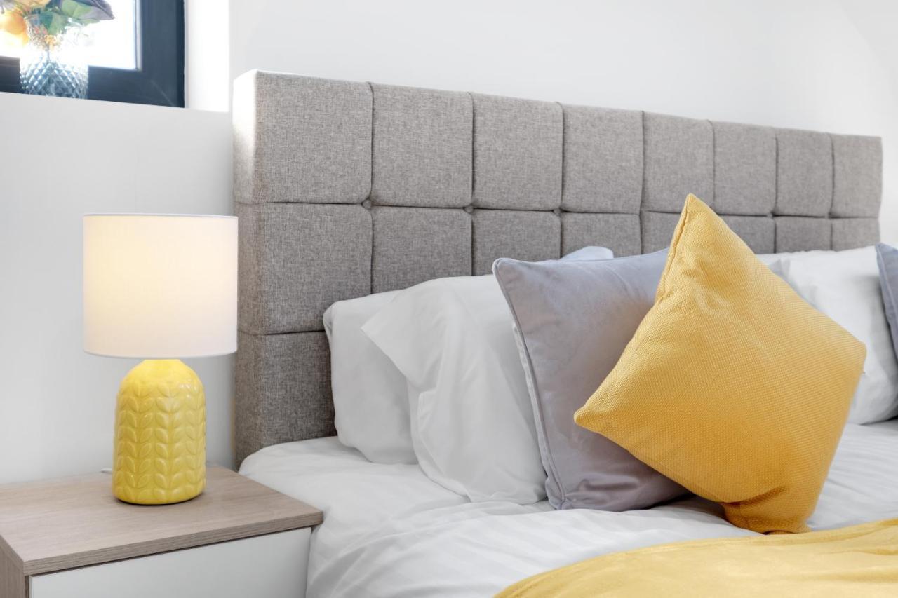Modern 4 Bedroom House With Parking In Farnham Royal, Slough By 360Stays エクステリア 写真