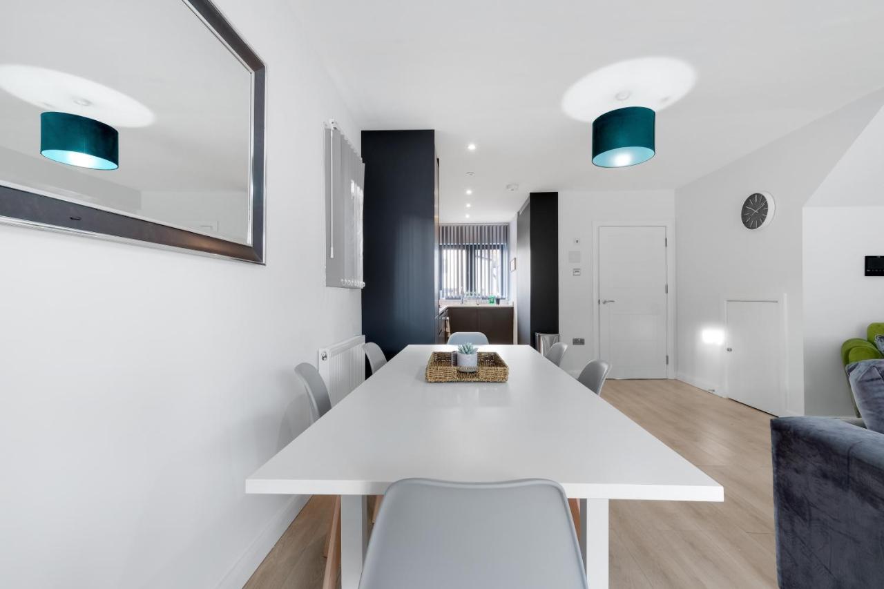 Modern 4 Bedroom House With Parking In Farnham Royal, Slough By 360Stays エクステリア 写真