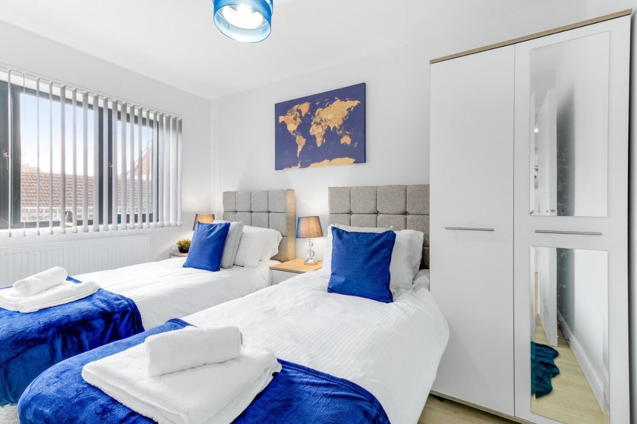 Modern 4 Bedroom House With Parking In Farnham Royal, Slough By 360Stays エクステリア 写真