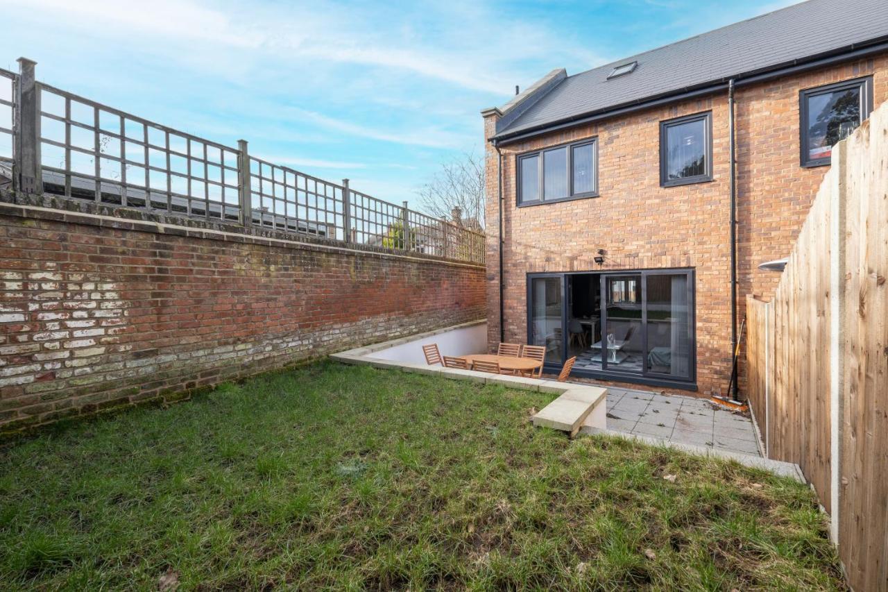 Modern 4 Bedroom House With Parking In Farnham Royal, Slough By 360Stays エクステリア 写真