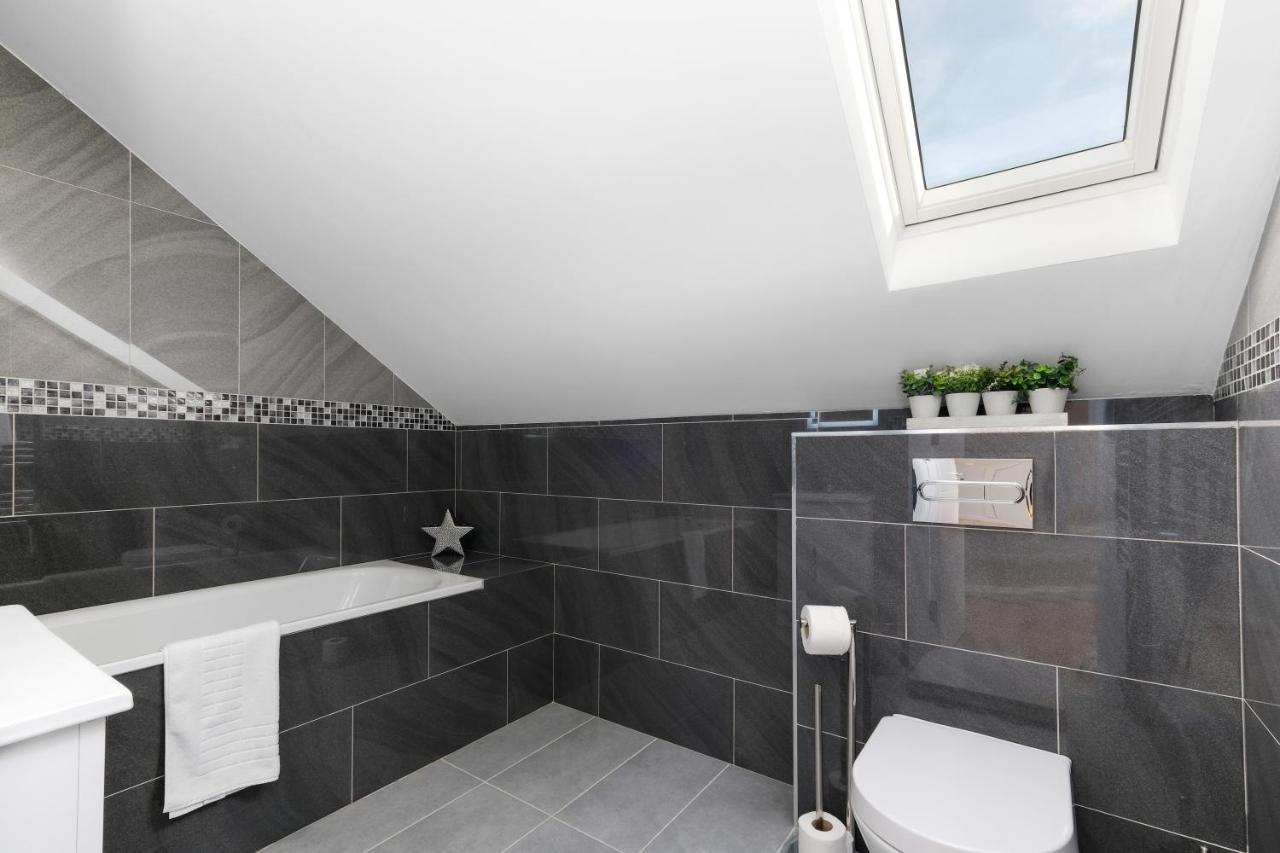 Modern 4 Bedroom House With Parking In Farnham Royal, Slough By 360Stays エクステリア 写真